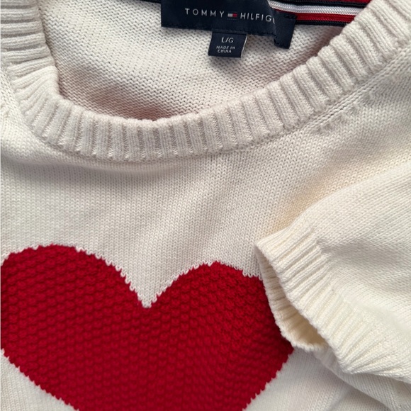 Tommy Hilfiger Cream Knit with Red Heart - Picture 2 of 2
